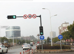 路口的交通信號燈裝多少數(shù)量才合理?